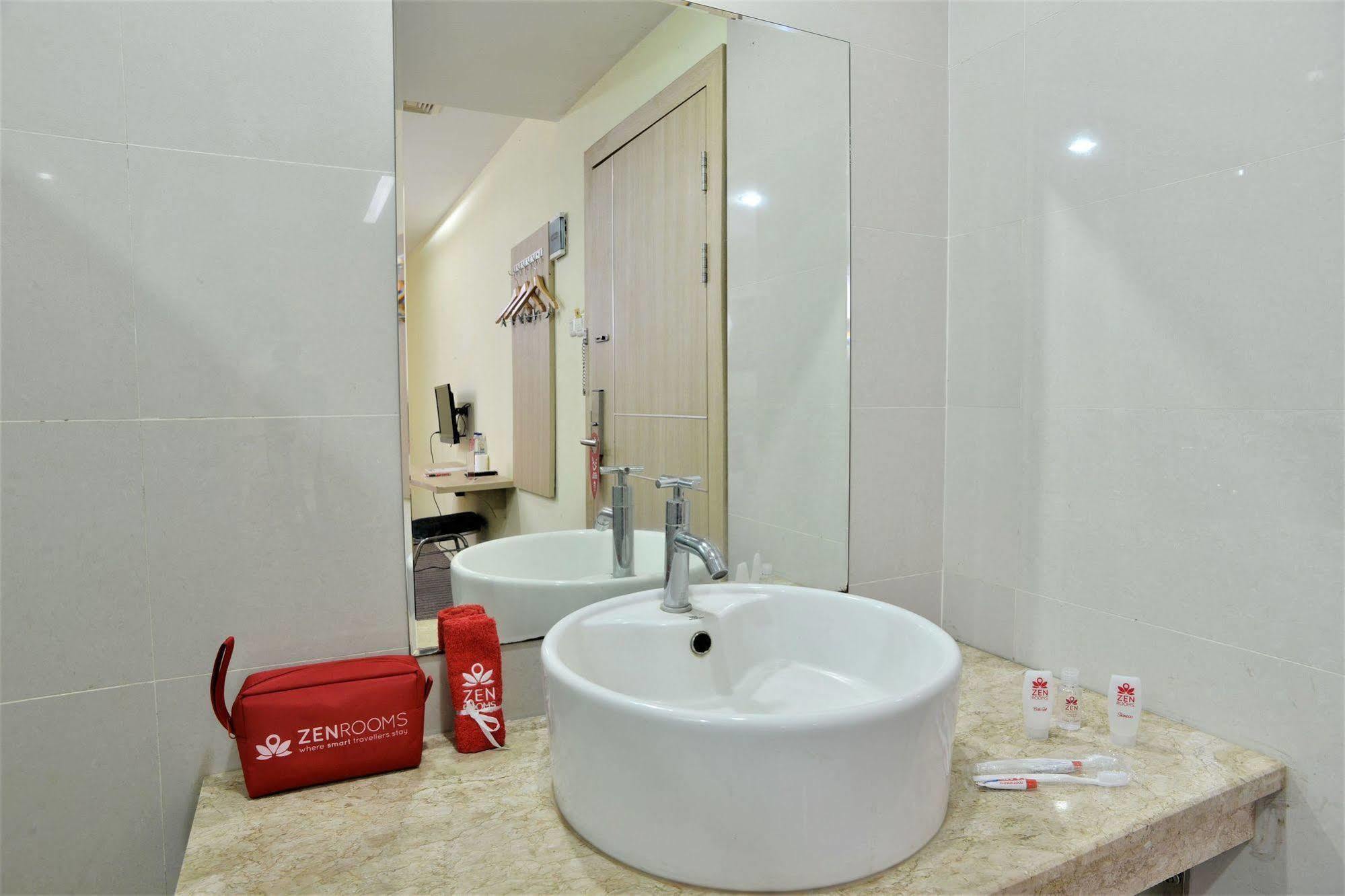 Zen Rooms Rujia Pecenongan Jakarta Exteriör bild